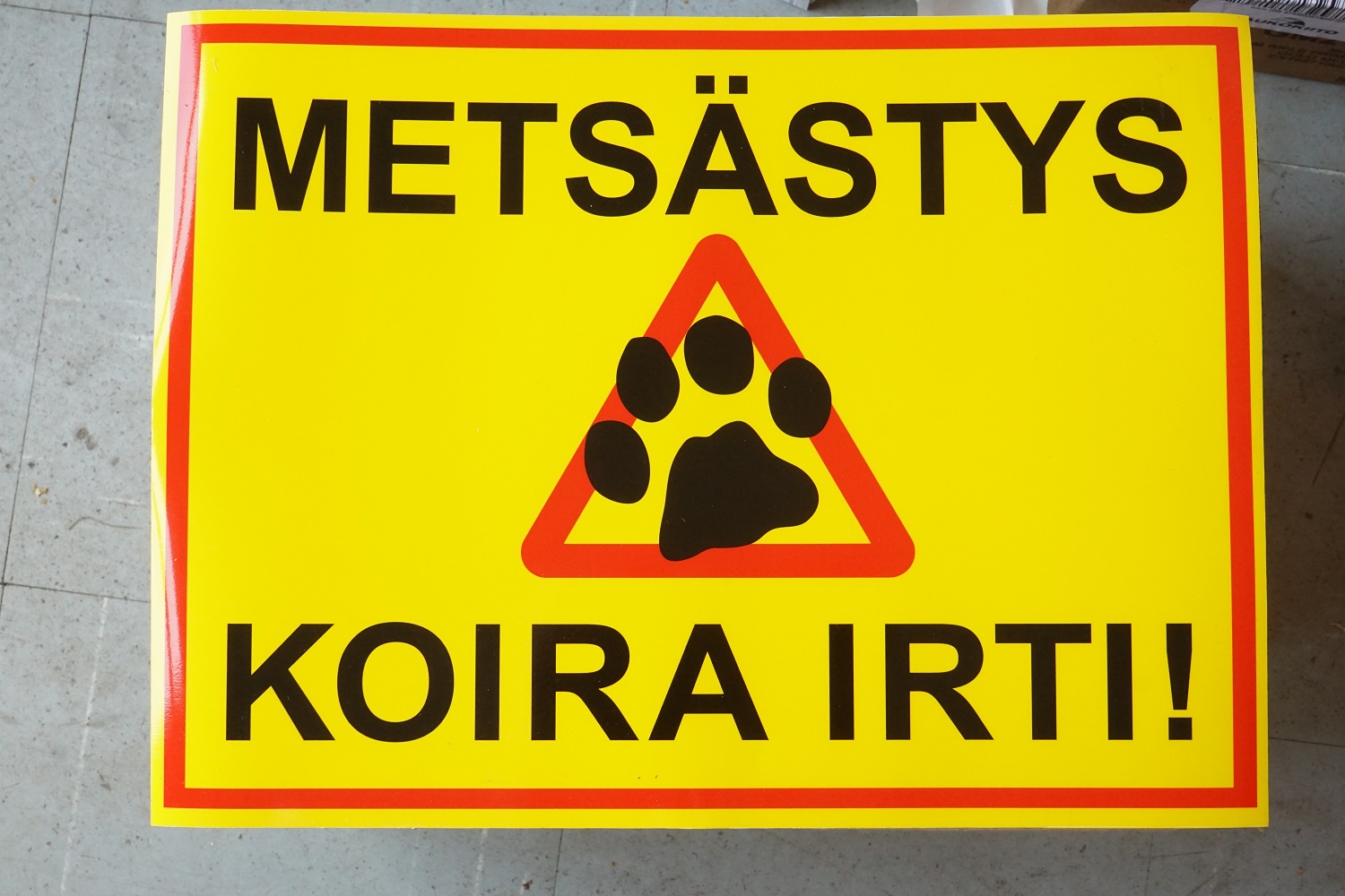 Varoituskyltti magneettikiinnityksellä